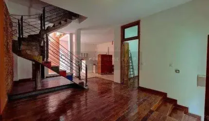 Open House vende charmosa casa em vila centenária no Ingá