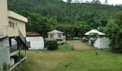 Terreno plano no condomínio Sítio Santo Antônio, 360m²