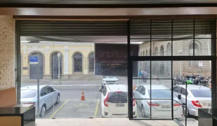 Open House vende loja Centro , frente rua, pronta para cafeteria e lanchonete. Próximo TJ e Pça XV