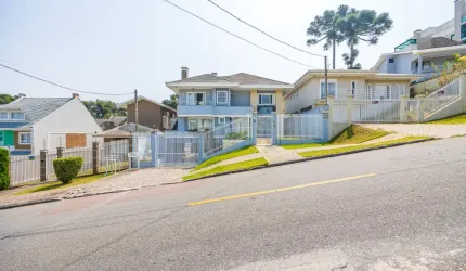 Casa com grande terreno no Jardim das Américas