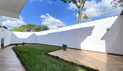 Sobrado De Esquina Com Grande Quintal