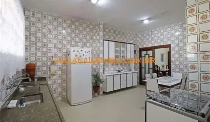 Casa para venda possui 319 metros quadrados com 3 quartos em Vila Ipojuca - São Paulo - SP