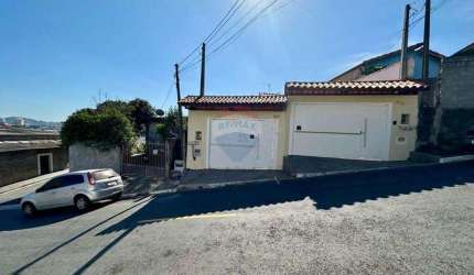 Casa para venda térrea com 4 vagas cobertas e excelente quintal no bairro Mogi Moderno em Mogi das Cruzes
