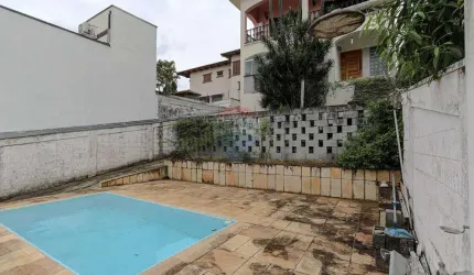 Sobrado à venda na Vila Oliveira em Mogi das Cruzes sendo 600m² de terreno com piscina