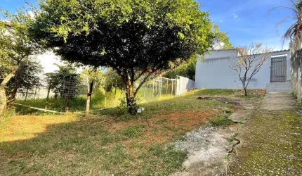 Sobrado para venda com 500m² de terreno, 4 dormitórios e suíte com amplo quintal com edícula na Vila Brasileira em Mogi das Cruzes-SP