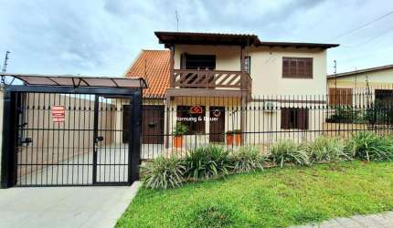 Casa com 4 dormitórios e piscina à venda em Novo Hamburgo, bairro Petrópolis.