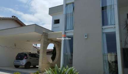 Casa com piscina e móveis planejados à venda no Centro de Balneário Piçarras