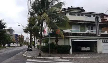 Casa assobradada à venda na praia Grande, Vila Guilermina.
