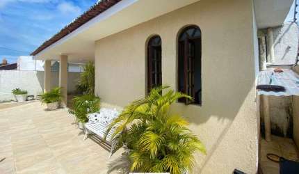 Casa no Capim Macio, próximo ao Praia Shopping. Sala ampla, 4 suítes, 5 vagas.