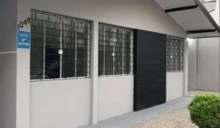 Casa para Locação em Curitiba, Água Verde, 3 dormitórios, 1 banheiro, 4 vagas