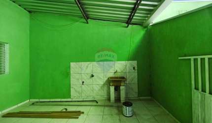 CASA PARA LOCAÇÃO: piso inferior, 01 dormitório, 01 vaga de garagem e área de serviço ampla