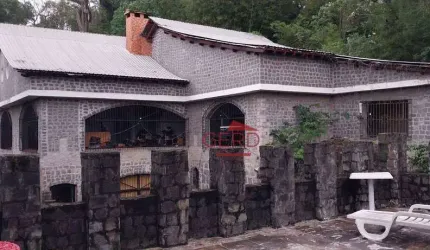 1.	Mansão Estilo Castelo com 5 Suítes e Piscina em Embu – Um Refúgio Único!