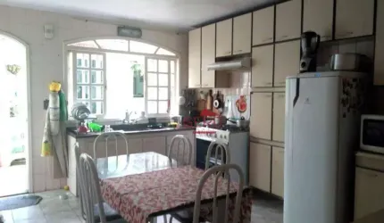 Sobrado com 3 dorms, 2 vagas cobertas e edícula - Osasco