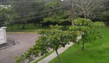 Casa em Condomínio, com 3 dormitórios, sendo 1 suíte.