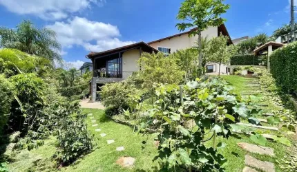 Cond Pq das Artes - 4d/2sts, casa de esquina, semi-térrea, gourmet, lareira e linda vista!