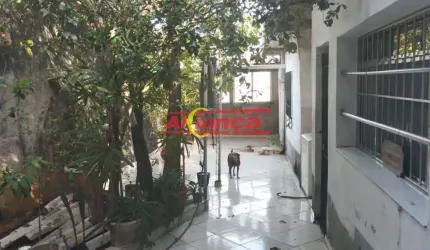 Casa térrea no Jardim Munhoz,  espaçoso quintal com árvores frutíferas em uma rua bem tranquila!