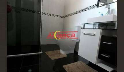 Imóvel espaçoso à venda com 3 quartos, sendo 1 suíte, e 2 banheiros no total