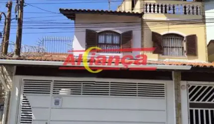 Descubra o conforto de morar na Vila Galvão com esta encantadora casa à venda!