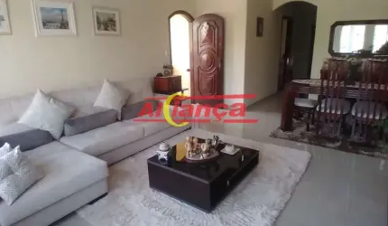 Casa com piscina, 2 dormts, sendo 1 suite. Próximo ao hosp. Stella Maris e Shopping Internacional