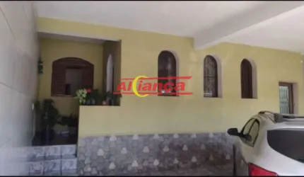 Casa térrea, localizada em região com excepcional infraestrutura . .