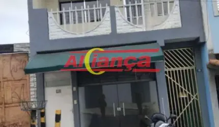 Casa com 5 casas no quintal e mais 1 Salão nao possui garagem