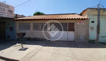 Casa Bem localizada no Jardim Itaipu, com 2 quartos,  2 vagas de garagem e 3 Kitnetes codigo: 79526