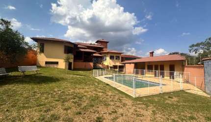 Charmosa casa duplex à venda no condomínio Portal da Torre
