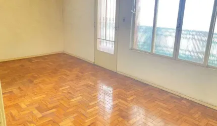 Sao tres casas. Casa01 com tres dormitorios e tres banheiros. Casa02 possui tres comodos e banheiro. Casa03 nos fundos possui tres comodos e banheiro. Duas vagas de garagem que podem ser utilizadas co