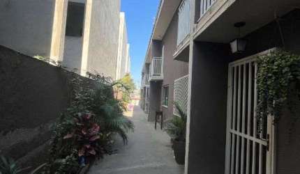 CASA  COM 2 DORMITORIOS, EM CONDOMINIO FECHADO