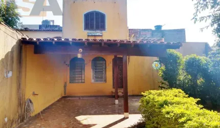 Sobrado com 2 quartos, sendo 1 suíte; quintal; 3 vagas; em Suzano/SP.