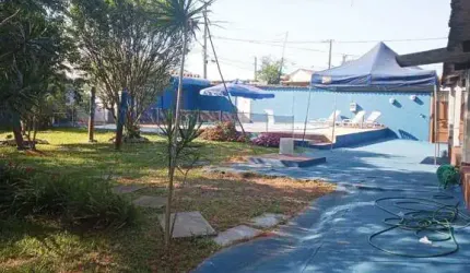 Chácara com 4 quartos, sendo 1 suíte; piscina e churrasqueira; e 4 vagas; em Suzano/SP.