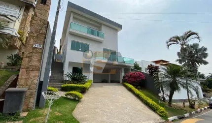 Sobrado com 3 suítes; cozinha planejada; área gourmet; e 4 vagas; no condomínio Arujá Country Club, em Arujá/SP.