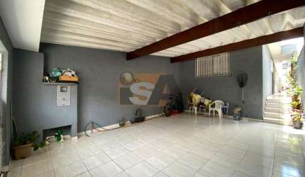 Casa térrea com 2 quartos, sendo 1 suíte; quintal; churrasqueira; e 2 vagas cobertas; no bairro Vila Colorado em Suzano/SP.
