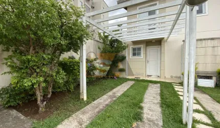 Sobrado com 3 quartos, sendo 1 suíte; sala; cozinha planejada; churrasqueira; e 2 vagas; no Villagio Florida, em Suzano/SP.
