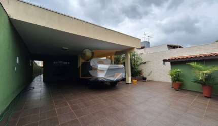 Casa térrea em Suzano/SP; 3 suítes; 4 vagas; edícula e amplo quintal