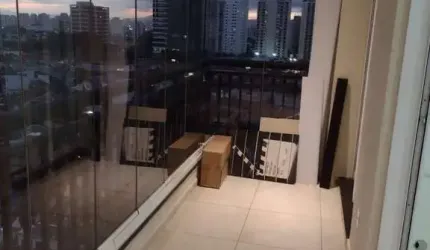 Apto muito charmoso, ampla sacada fechada. Excelente localização !!!