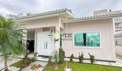 Casa à venda, com 03 dormitórios, sendo 01 suíte no Pagani - Palhoça