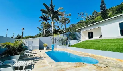Casa à venda, PORTEIRA FECHADA com 3 dormitórios (1 suíte), piscina, edícula gourmet  na Praia de F