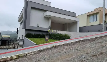 Casa à venda, com 03 dormitórios, sendo 01 suíte em São Francisco - Santo Amaro da Imperatriz