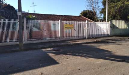 CASA COM 2 QURTOS MAIS UM SUITE