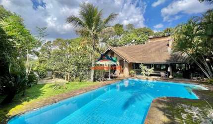 Casa de alto padrão em condomínio na Chácara Santa Lúcia dos Ypes em Carapicuíba-SP: 3 quartos, 1 suite, 3 salas, 4 banheiros, 10 vagas de garagem, 363,50 m² de área.