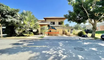 Magnífica mansão de 6 quartos em condomínio na Paisagem Renoir em Cotia-SP, com 610m² de área, 6 suítes, 3 salas, 8 banheiros e 4 vagas.