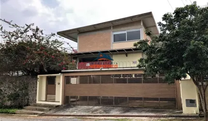 Casa de alto padrão à venda em Cotia-SP, Vila Santo Antônio: 3 quartos, 1 suíte, 3 salas, 3 banheiros, 3 vagas de garagem, 344,08 m² de área.