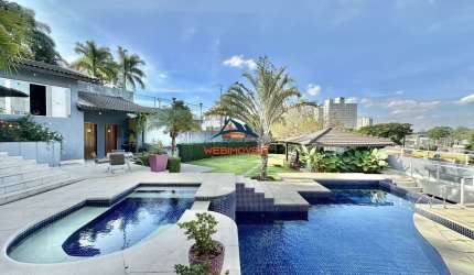 Casa de Luxo à Venda em Carapicuíba-SP: 4 Quartos, 4 Suítes, 4 Salas, 9 Banheiros, 5 Vagas e 711,64m²!