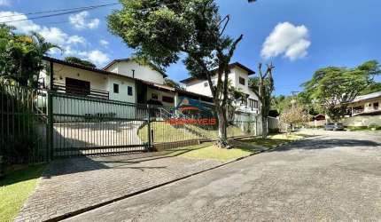 Imperdível: Casa à venda em Carapicuíba-SP, no bairro Águas da Fazendinha, com 4 quartos, 3 suítes, 3 salas, 5 banheiros, 8 vagas de garagem e 359,18 m² de área!