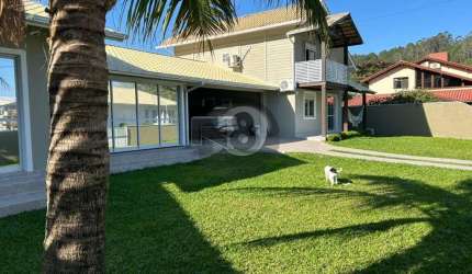 Casa 250m² de privativos, 4 dorms, 1 suíte!