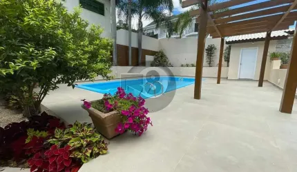 Casa com piscina e 4 vagas