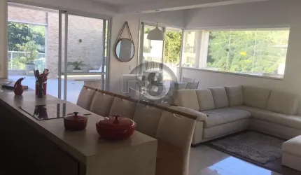 Ampla cobertura com vista para o verde