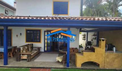 Belíssima casa em condomínio em Cotia com 250m².