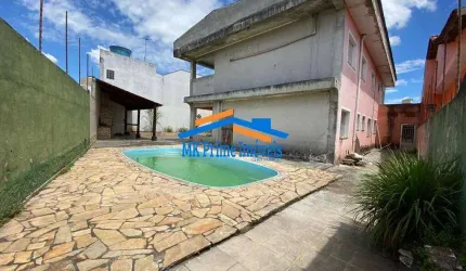 Excelente sobrado com 6 dormitórios sendo 5 suítes e 6 vagas de garagem.